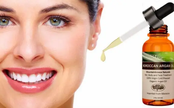 Huile d'argan pour le visage "width =" 577 "height =" 359 "srcset =" https://www.skincareorg.com/wp-content/uploads/2017/02/Argan-Oil-for-Face.png 577w, https : //www.skincareorg.com/wp-content/uploads/2017/02/Argan-Oil-for-Face-300x187.png 300w "tailles =" (largeur max: 577px) 100vw, 577px
